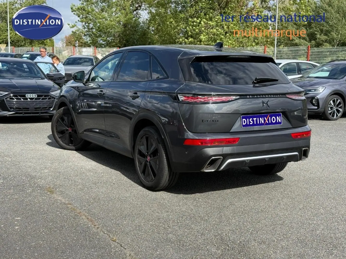DS7 E-TENSE 225ch gris Titane vue 3/4 arrière droit, feux LED et jantes noires distinctives visibles.