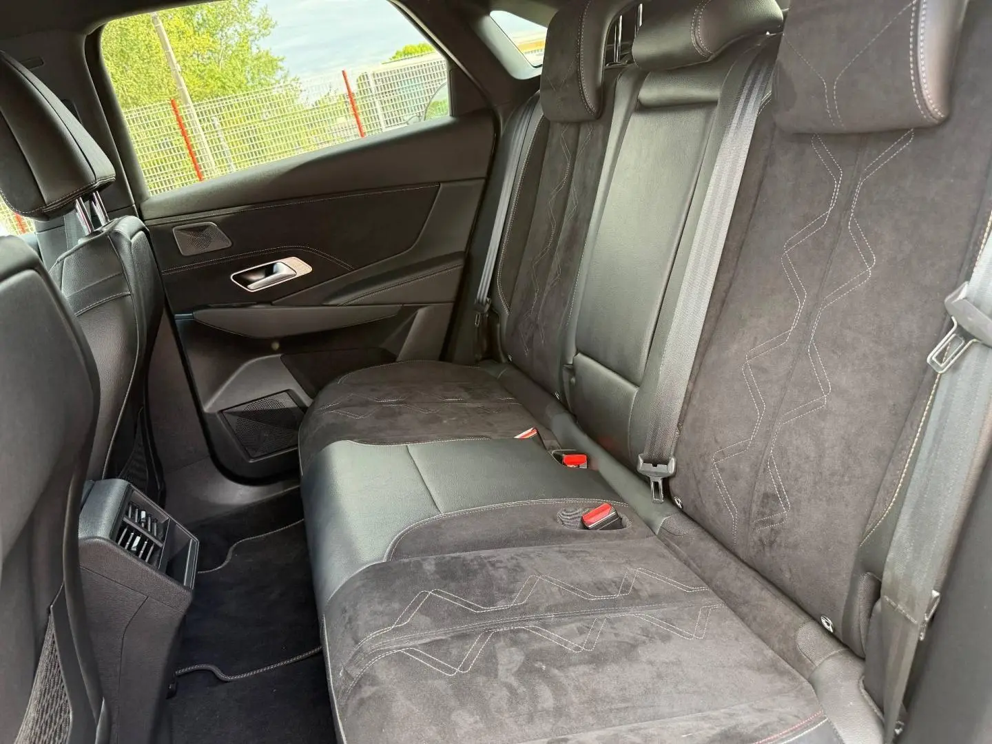 Vue côté droit de la banquette arrière en Alcantara noir profond du DS7 E-TENSE 225ch gris Titane 2024.