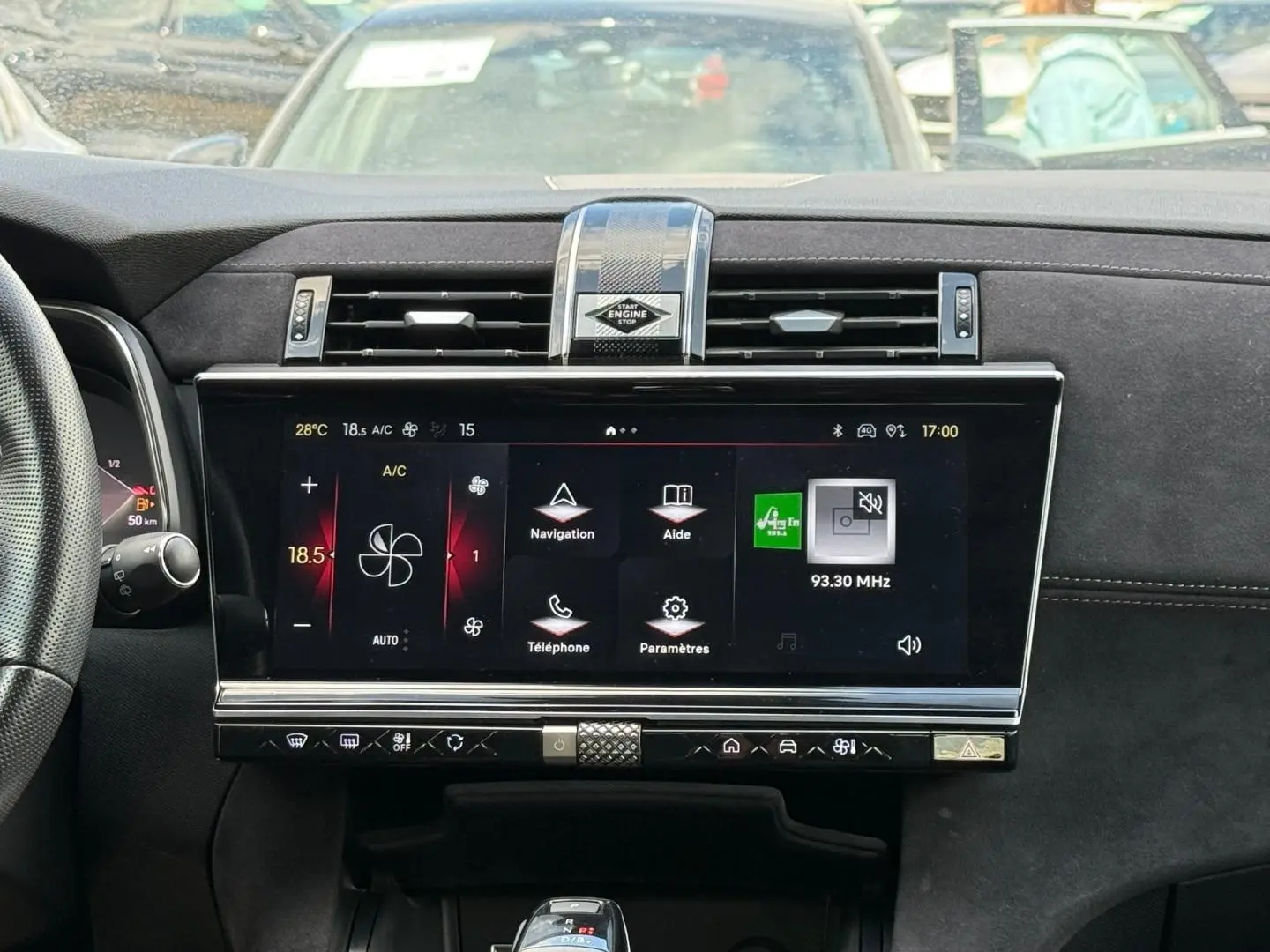 Vue intérieure centrée sur l’écran tactile multifonction et la console centrale noire du DS7 E-TENSE 2024.