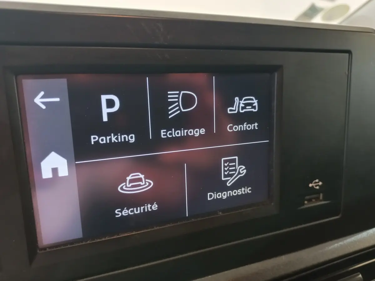 Écran tactile intérieur du Peugeot Partner 2021 affichant les options Parking, Éclairage, Confort, Sécurité et Diagnostic.