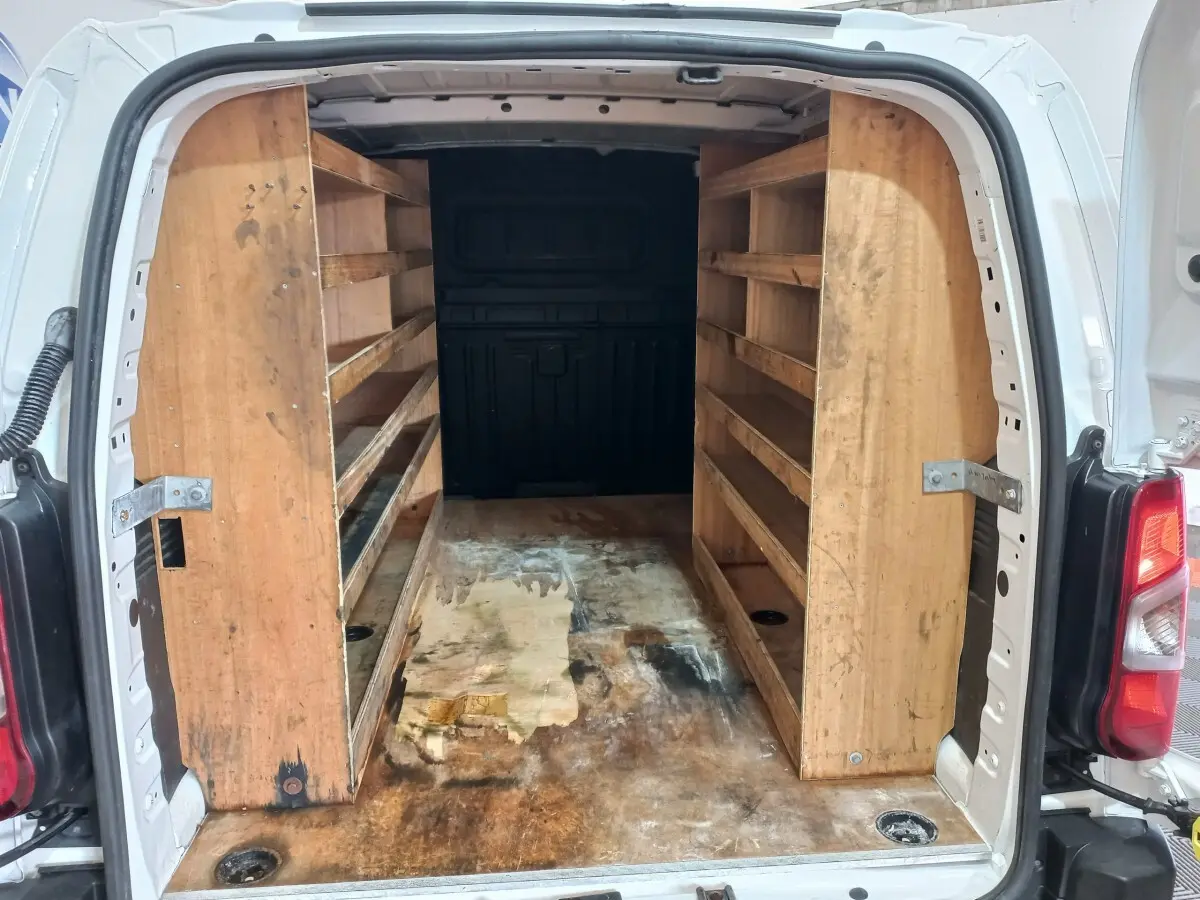 Vue arrière ouverte du Peugeot Partner blanc 2021 avec aménagements en bois et espace de chargement visible.