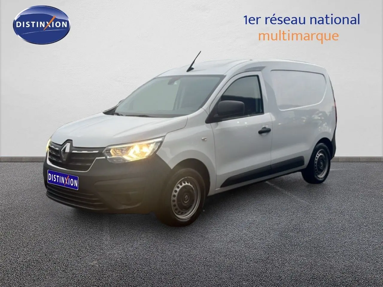 Renault Express Van blanc glacier vu en 3/4 avant droit avec phare allumé et jantes acier noires.