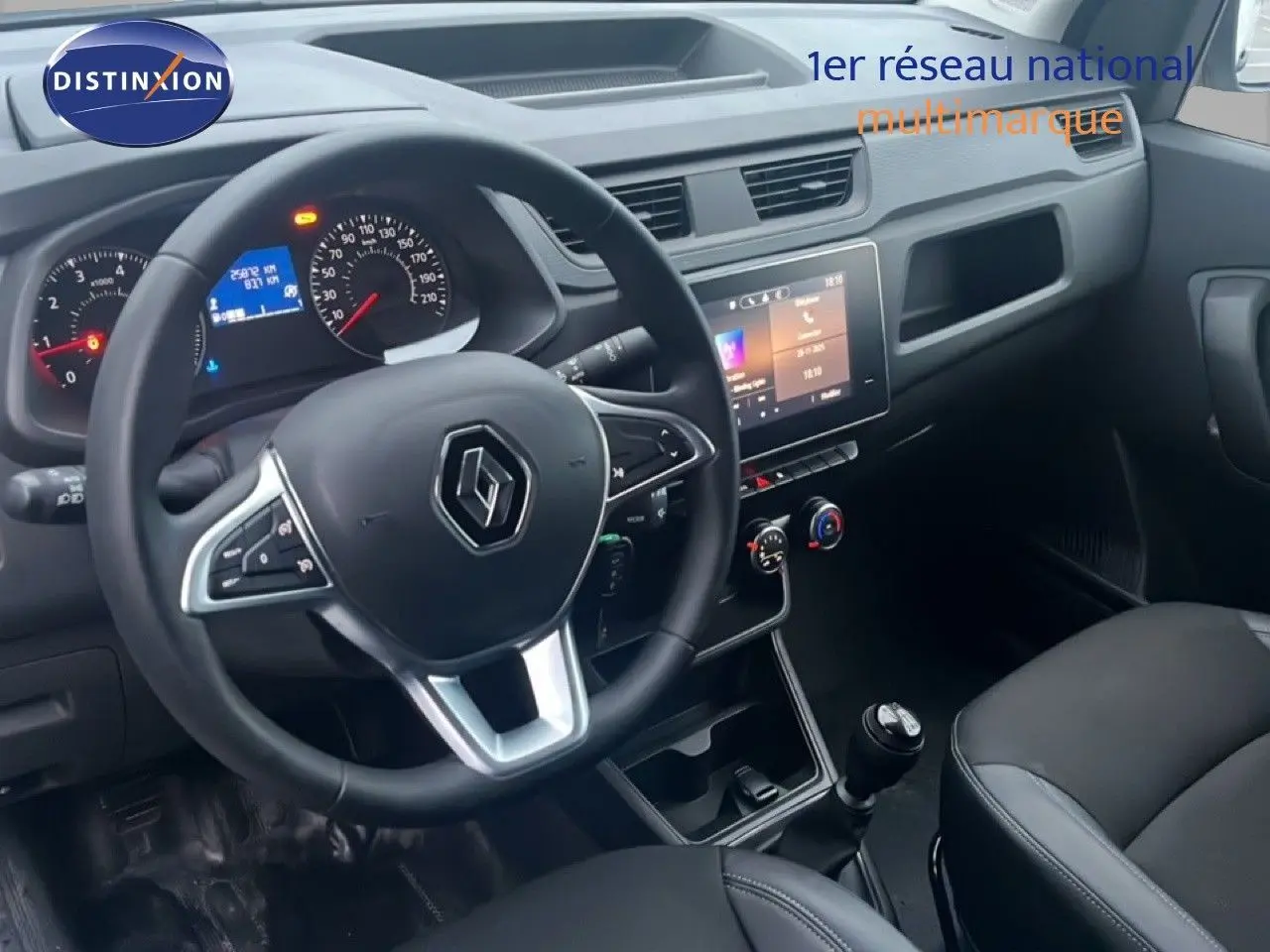 Intérieur noir du Renault Express Van 2023, vue du poste de conduite avec volant multifonction et tableau de bord digital.