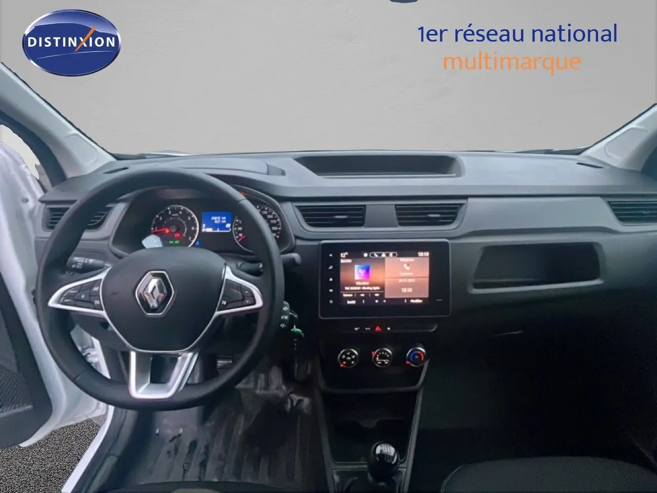 Vue intérieure du tableau de bord et volant du Renault Express Van 2023 avec écran tactile et commandes manuelles.