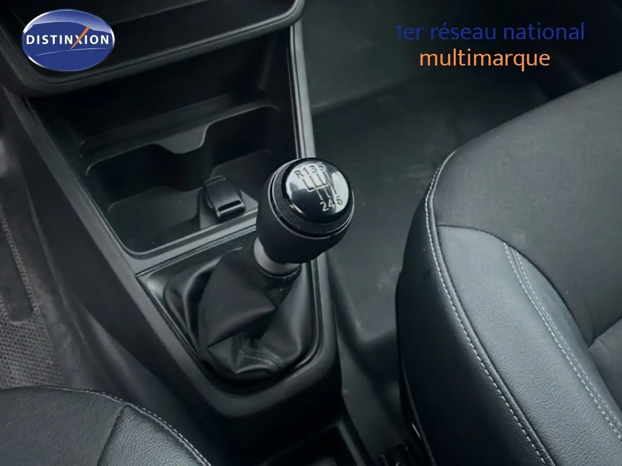 Gros plan sur le levier de vitesses manuel noir et la console centrale du Renault Express Van blanc glacier 2023.