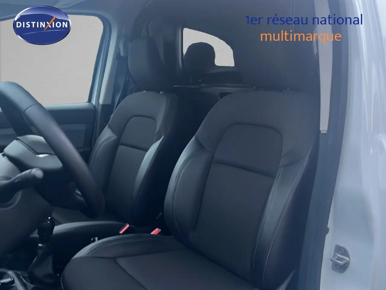 Intérieur montrant les sièges avant en cuir noir du Renault Express Van blanc glacier, côté conducteur ouvert.