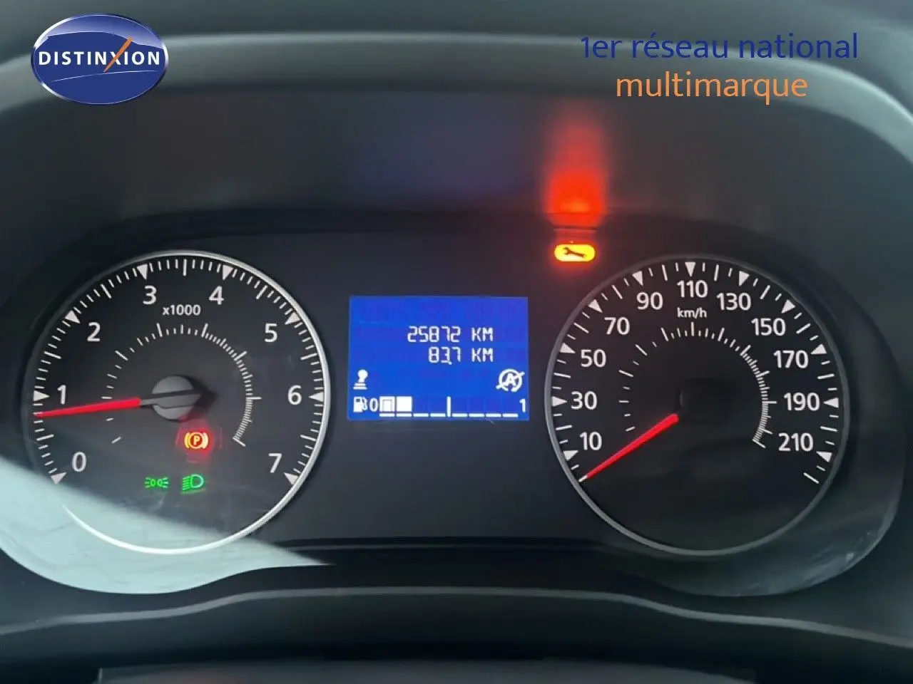 Tableau de bord du Renault Express Van blanc glacier 2023, affichant compte-tours, vitesse et kilométrage numérique.