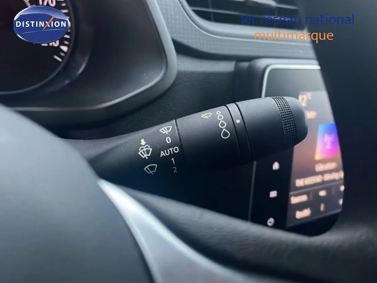 Gros plan sur la commande d'essuie-glace à gauche du volant du Renault Express Van blanc glacier 2023.