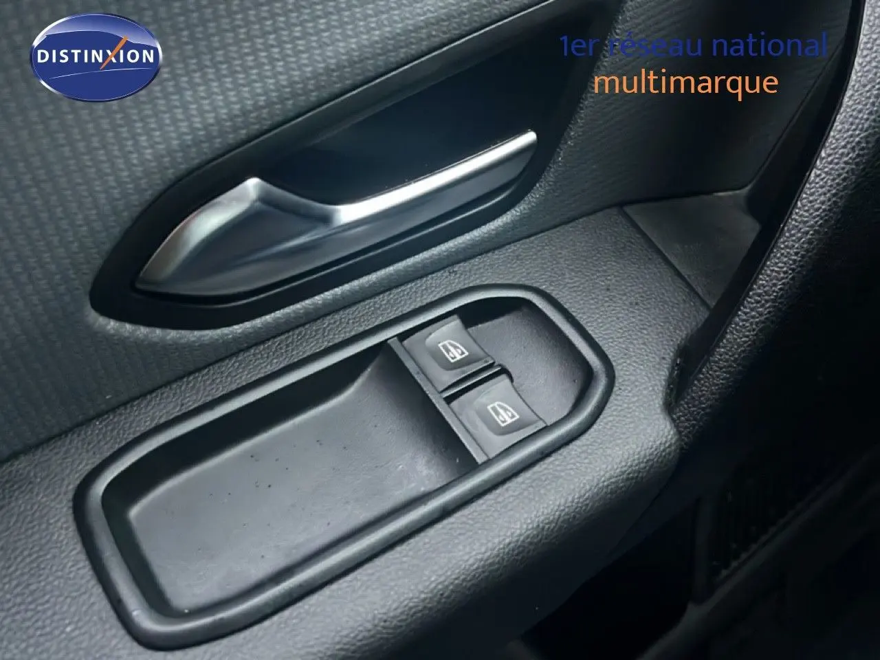 Gros plan sur la commande des vitres électriques côté gauche de la porte intérieure noire du Renault Express Van blanc glacier 2023