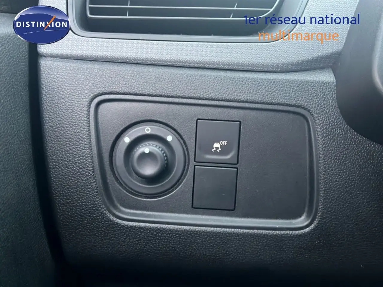 Gros plan sur les commandes de réglage et désactivation de l'ESP dans l'habitacle du Renault Express Van blanc glacier.