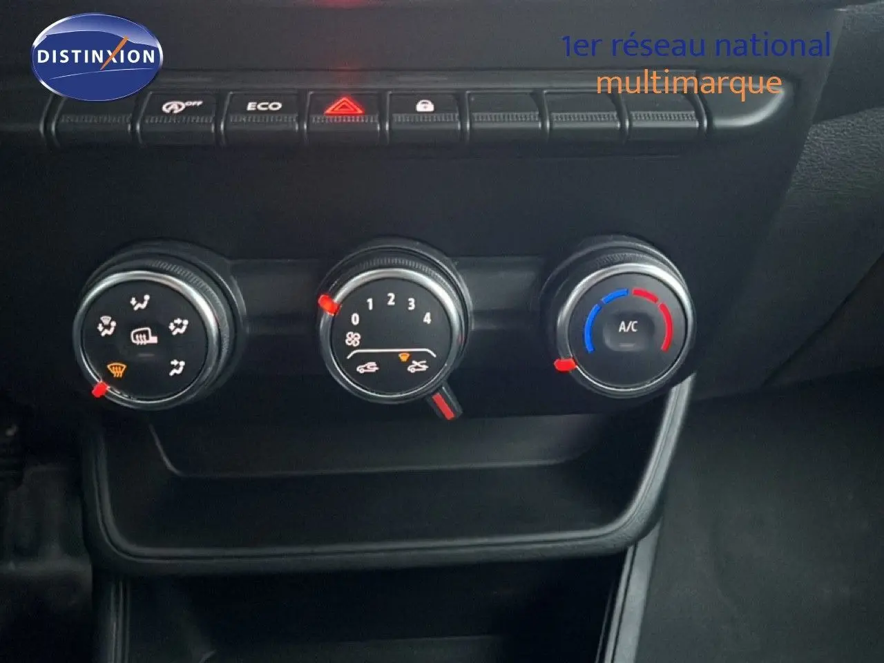 Commandes de climatisation manuelle avec trois molettes sur le tableau de bord du Renault Express Van blanc glacier 2023.