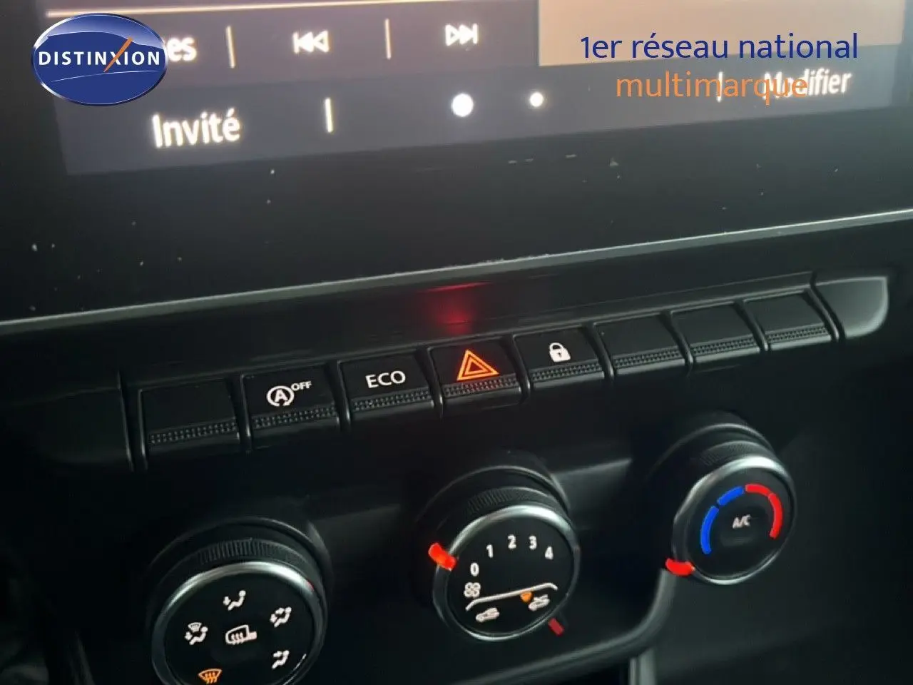 Gros plan sur la console centrale du Renault Express Van blanc glacier 2023, montrant les commandes de climatisation et boutons fonctionnels.