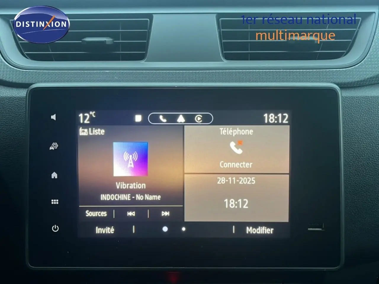 Écran tactile central du tableau de bord du Renault Express Van 2023 affichant la musique et la connexion téléphone.