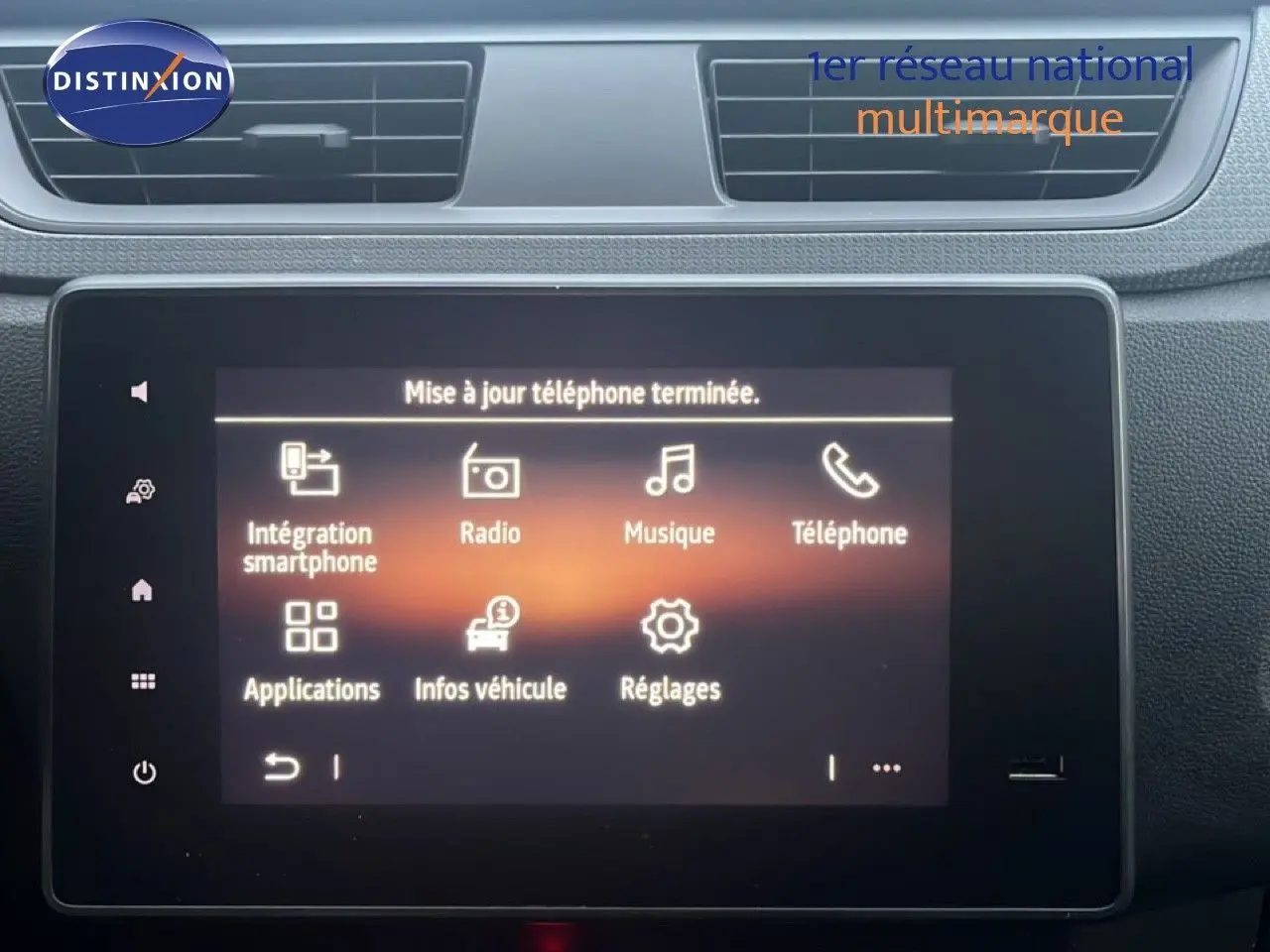 Écran tactile central du tableau de bord du Renault Express Van blanc glacier 2023, affichant le menu multimédia.