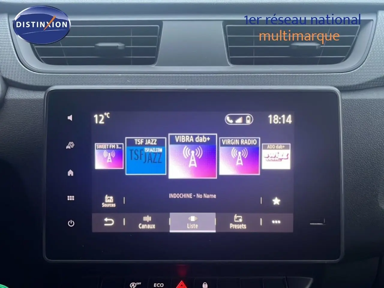 Vue de face de l'écran tactile central du Renault Express Van blanc glacier, affichant les stations radio numériques.