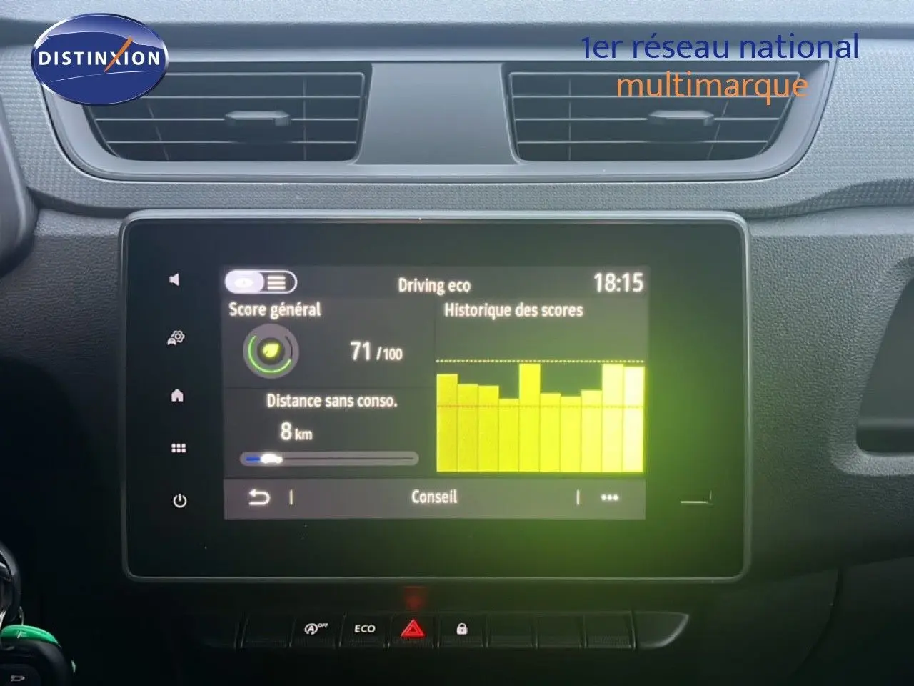 Écran central du tableau de bord du Renault Express Van 2023 montrant l'historique de scores de conduite éco.