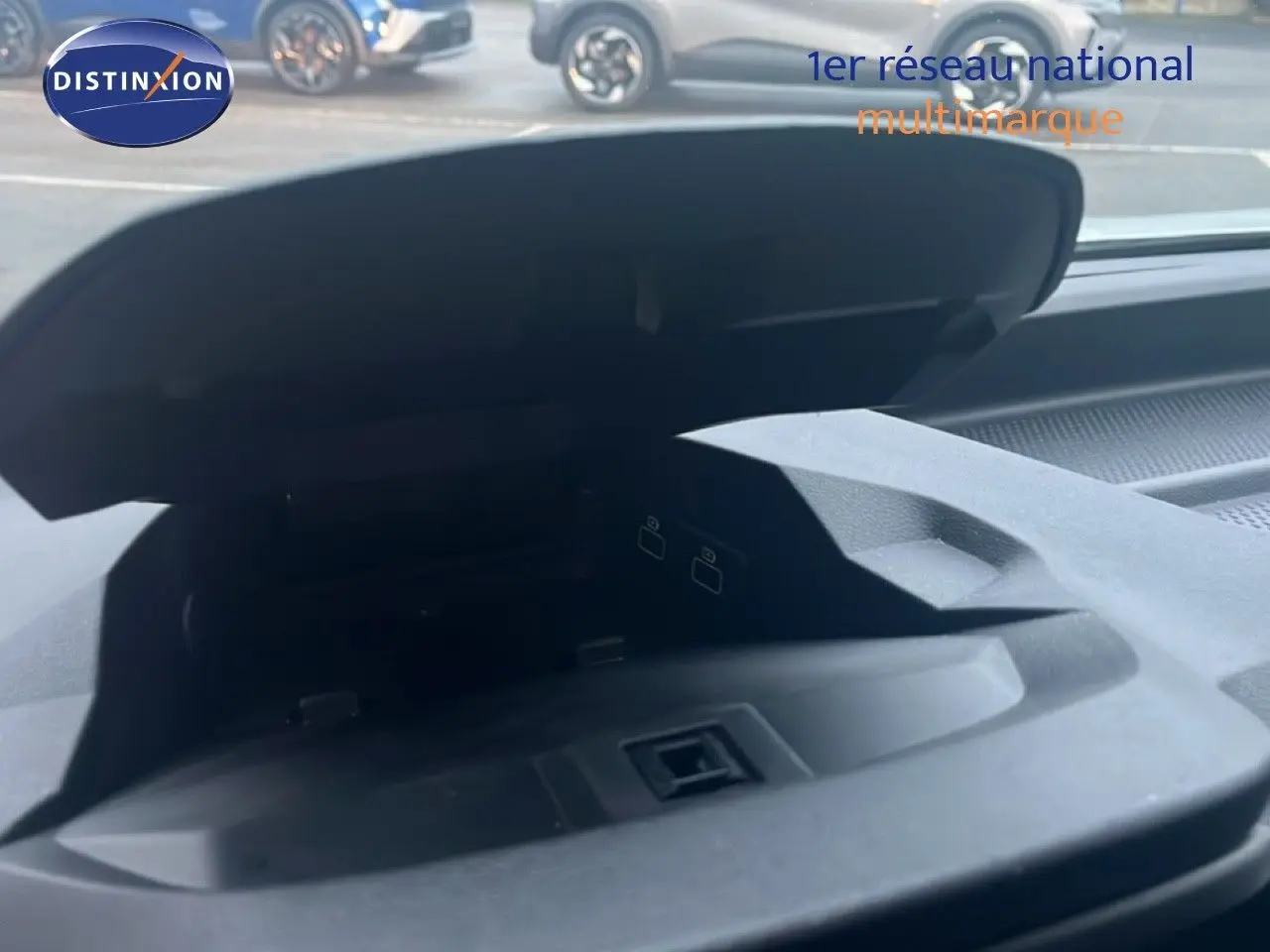 Rangement ouvert sur le tableau de bord du Renault Express Van blanc glacier, avec ports USB visibles à l'intérieur.