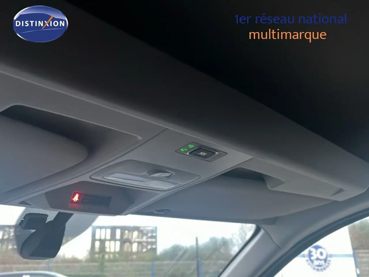 Plafonnier intérieur avec commandes SOS et témoin de ceinture allumée dans un Renault Express Van blanc glacier 2023.