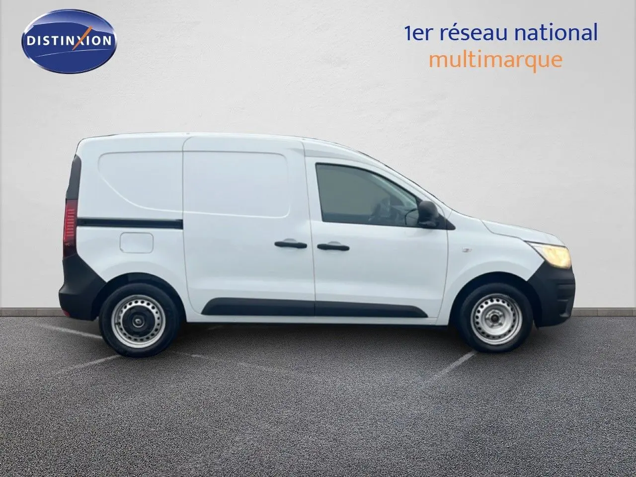 Profil droit d'un utilitaire Renault Express Van blanc glacier avec jantes acier et protections noires visibles.