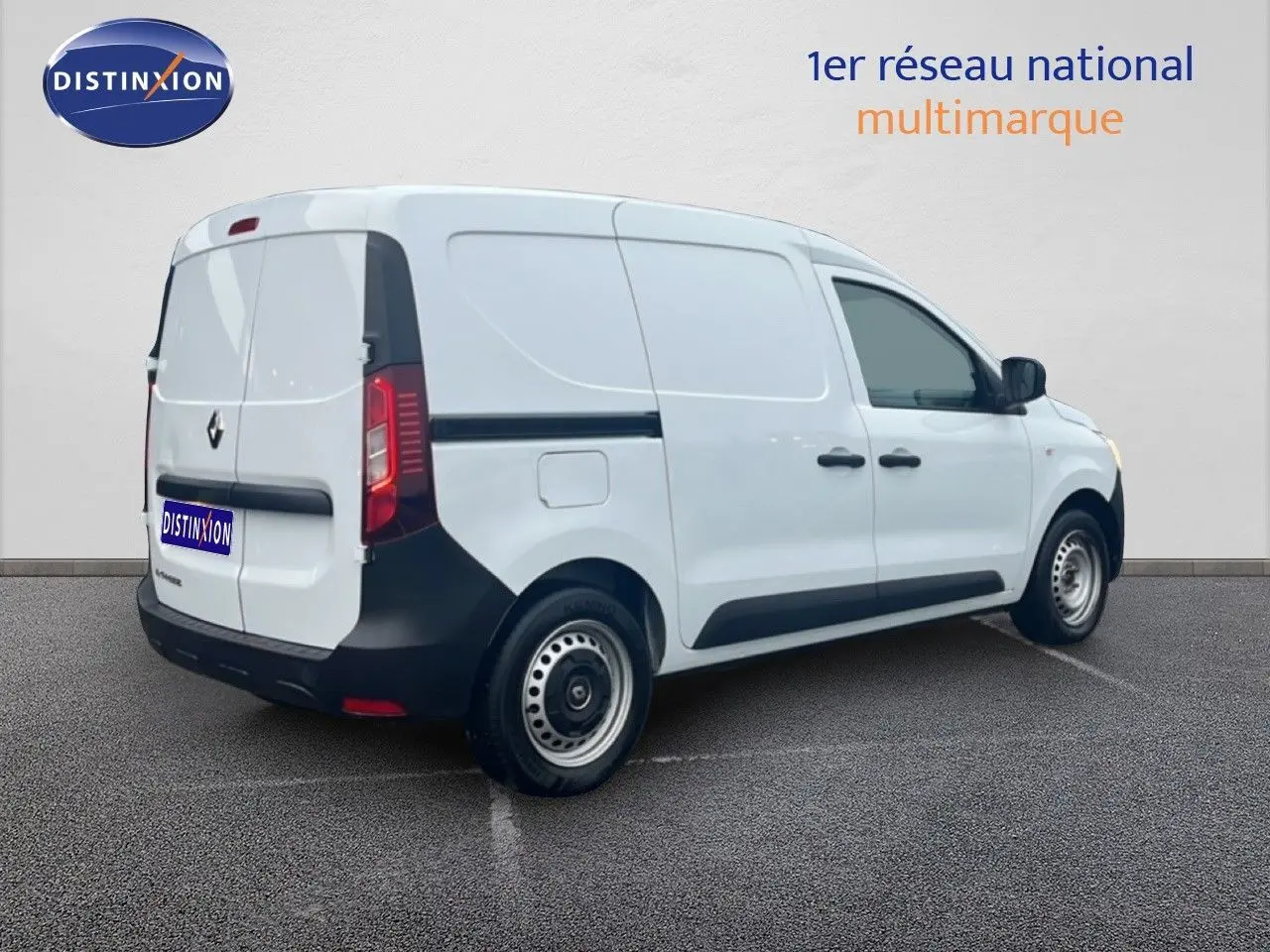 Renault Express Van blanc glacier vu en 3/4 arrière droit, avec protections noires et jantes acier simples.
