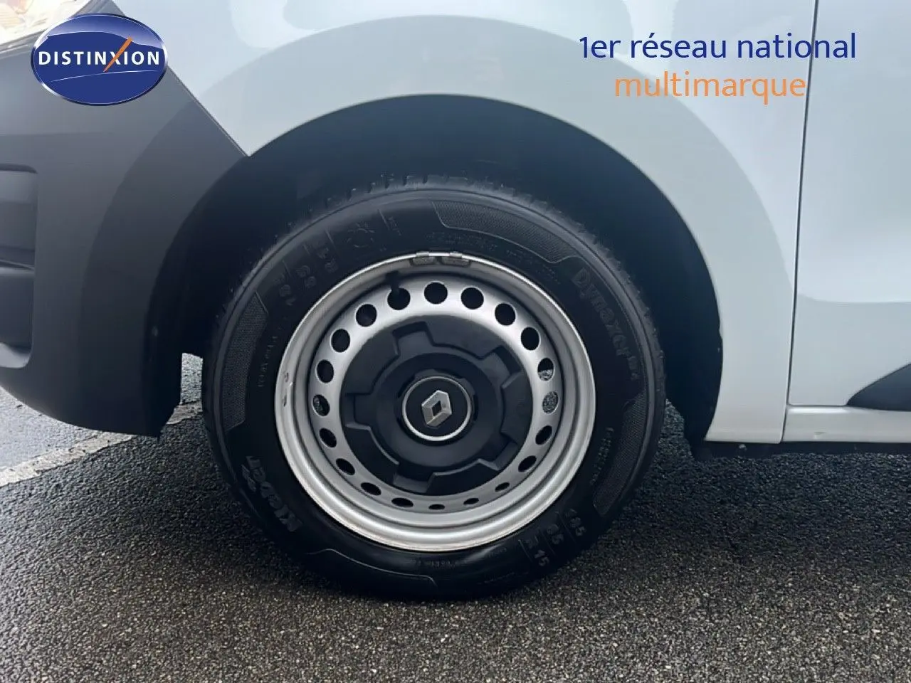 Gros plan sur la roue avant gauche du Renault Express Van blanc glacier 2023, mettant en valeur la jante acier et le logo Renault central.