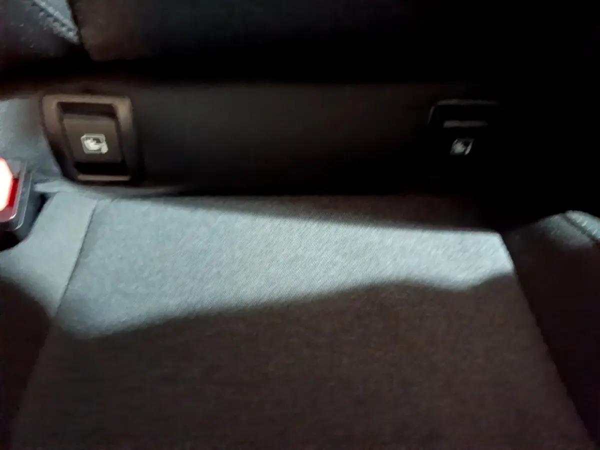 Détail du plancher arrière gris foncé de la Renault Clio Equilibre TCe 90 avec deux commandes de sièges rabattables.