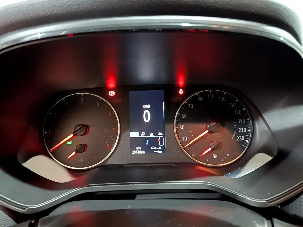 Vue rapprochée du combiné d'instruments de la Renault Clio 2023, affichage digital au centre et compteurs analogiques.