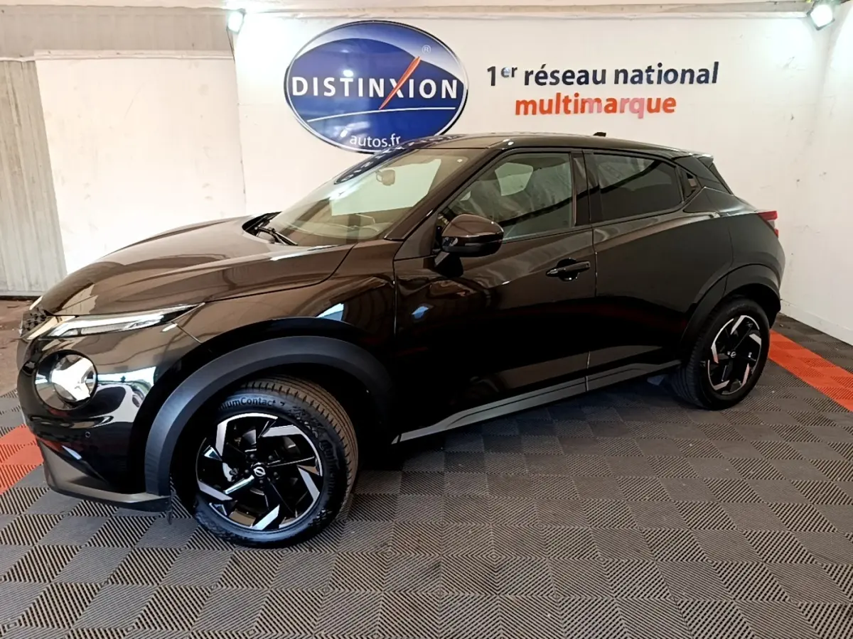Nissan Juke noir vue de profil côté gauche, avec jantes noires et passages de roues noirs mats.