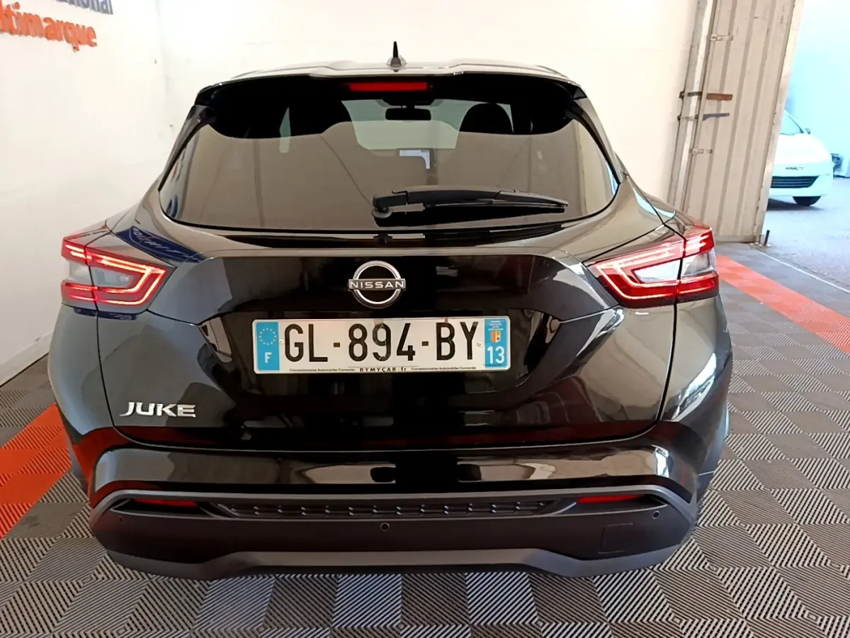 Vue arrière d'un Nissan Juke noir 2022 avec feux LED allumés et plaque d'immatriculation française visible.