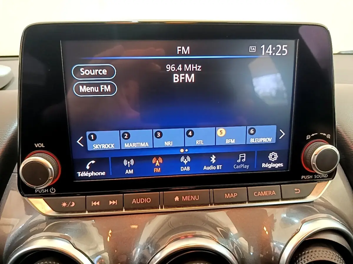 Écran tactile central du tableau de bord du Nissan Juke DIG-T 114 DCT 2022 affichant la radio FM.