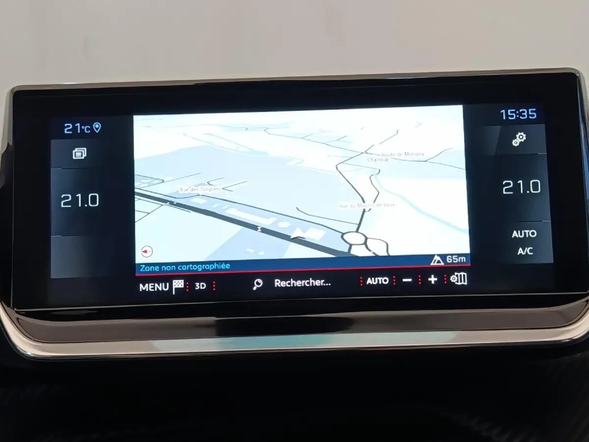 Écran tactile 10 pouces du système de navigation de la Peugeot 208 blanc, affichant une carte en mode 3D.