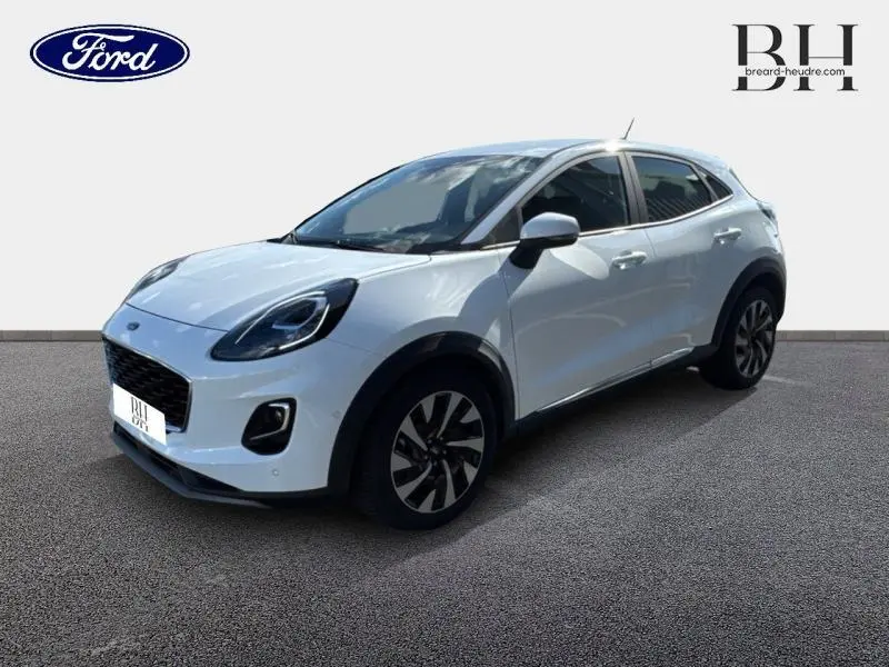 Vue 3/4 avant droite d'un Ford Puma blanc Glacier avec jantes alliage et rétroviseurs noirs contrastants.