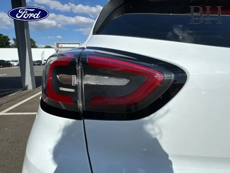 Gros plan sur le feu arrière droit du Ford Puma blanc Glacier 2024, soulignant son design LED distinctif.