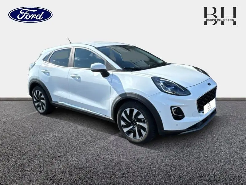Ford Puma blanc glacier en vue 3/4 avant droit, avec jantes alliage et détails noirs contrastants.