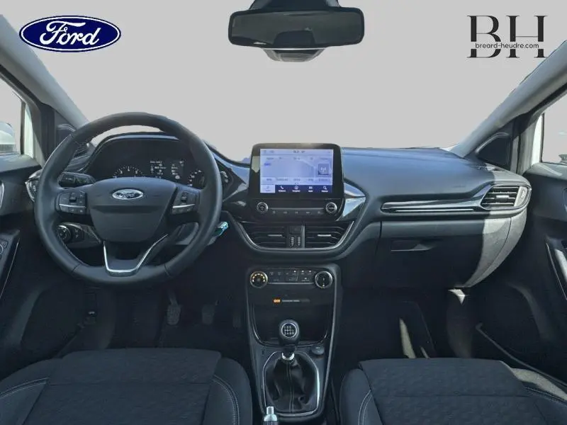 Intérieur avant du Ford Puma 2024 avec tableau de bord noir, volant multifonction et écran tactile central.