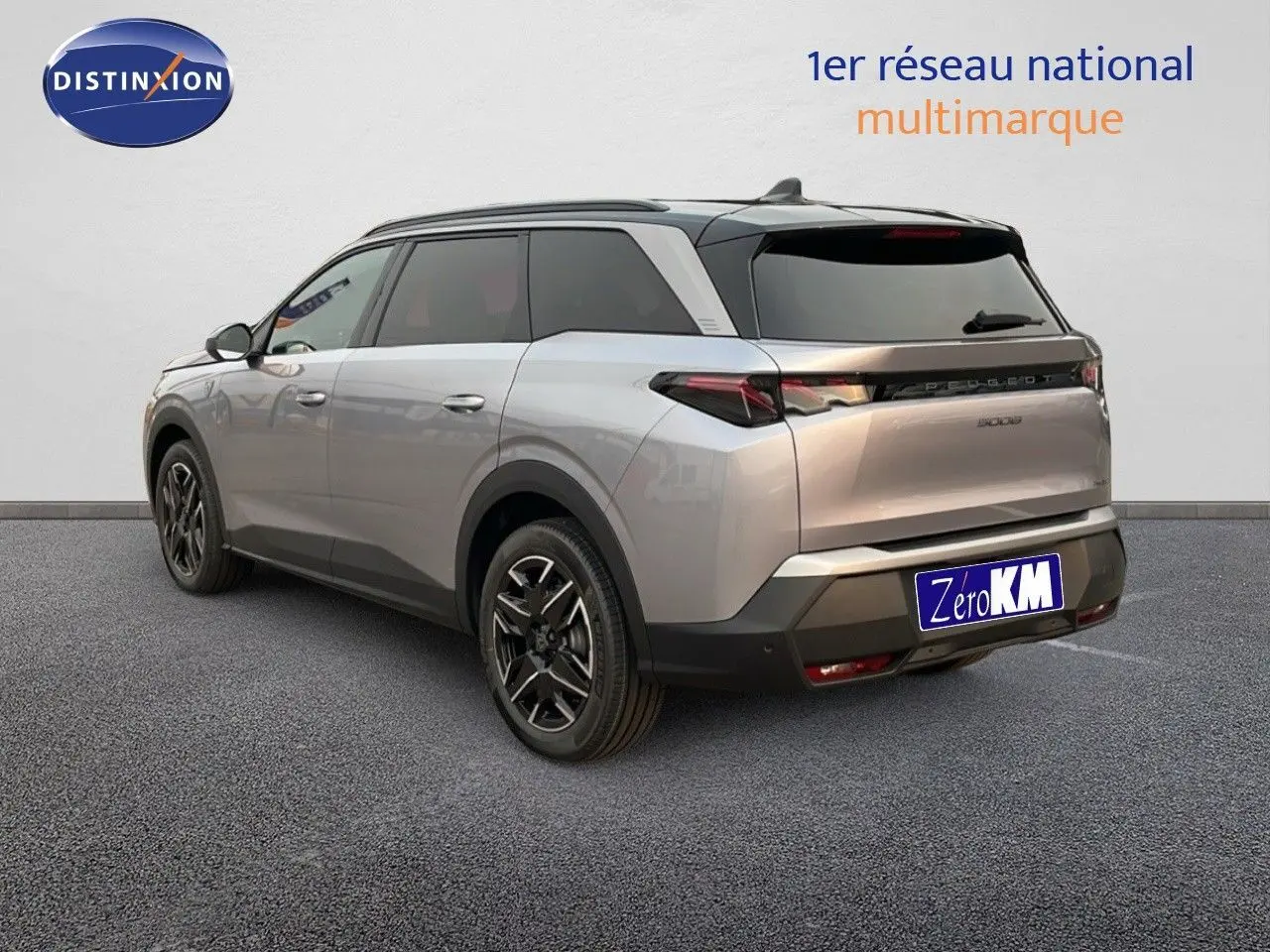 Vue 3/4 arrière droite du Peugeot 5008 Hybrid gris Artense métal avec toit noir et jantes biton 19 pouces.