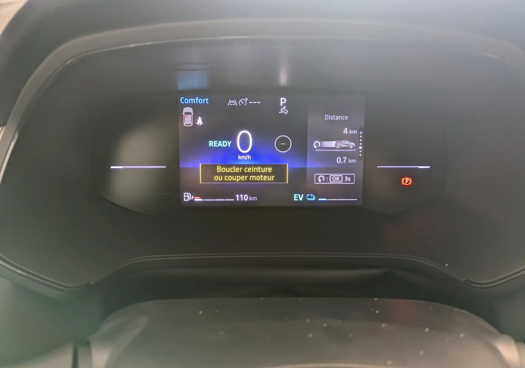 Tableau de bord numérique du Renault Captur E-Tech Hybrid 2025 affichant la vitesse à 0 km/h et alertes de sécurité.