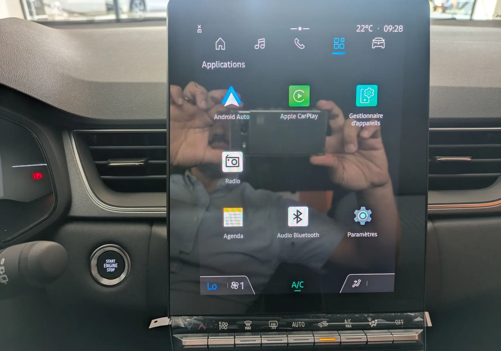 Écran tactile central du tableau de bord du Renault Captur 2025, affichant les applications connectées.