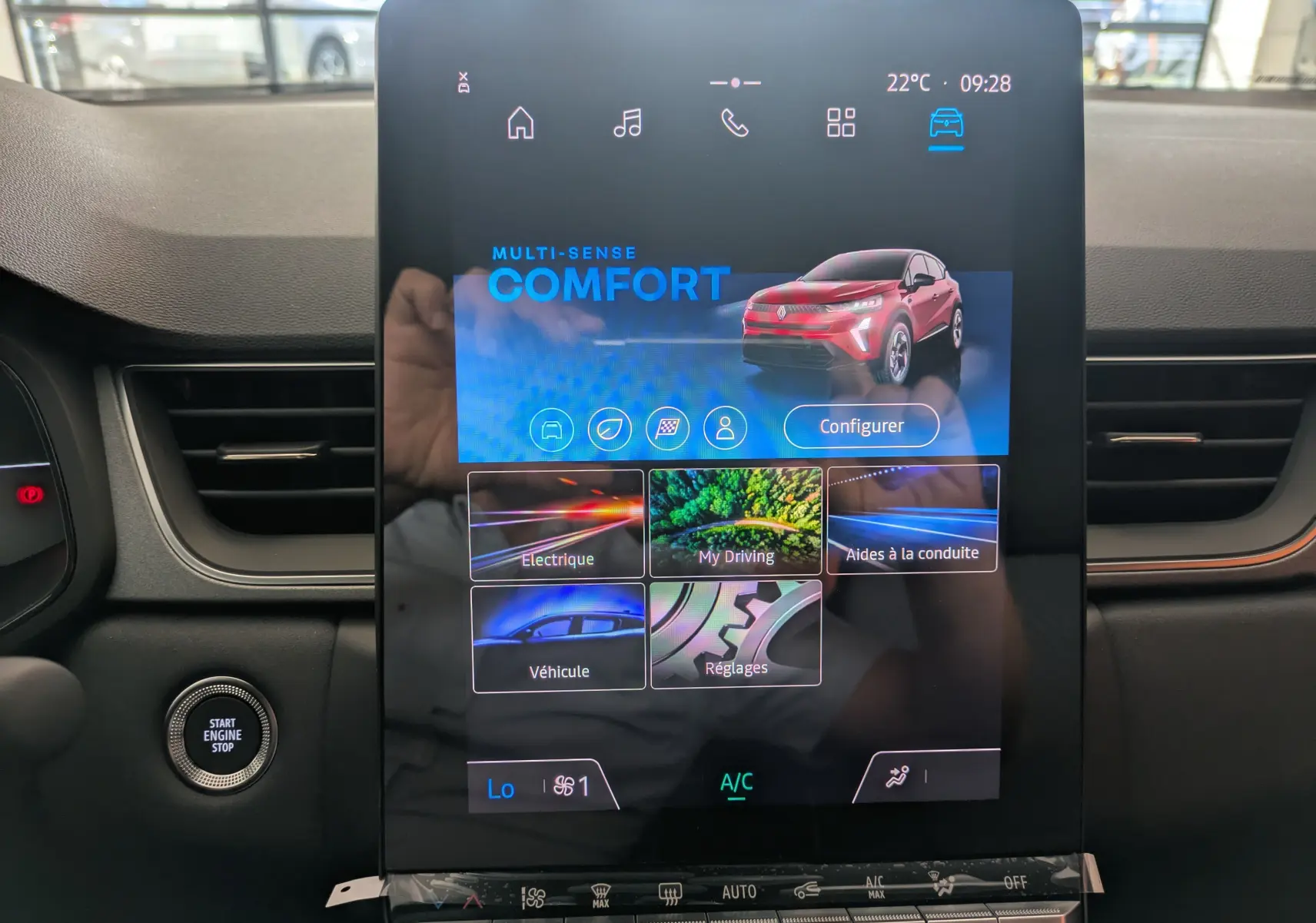 Écran tactile central du tableau de bord du Renault Captur E-Tech 2025 affichant le mode confort et les options de conduite.