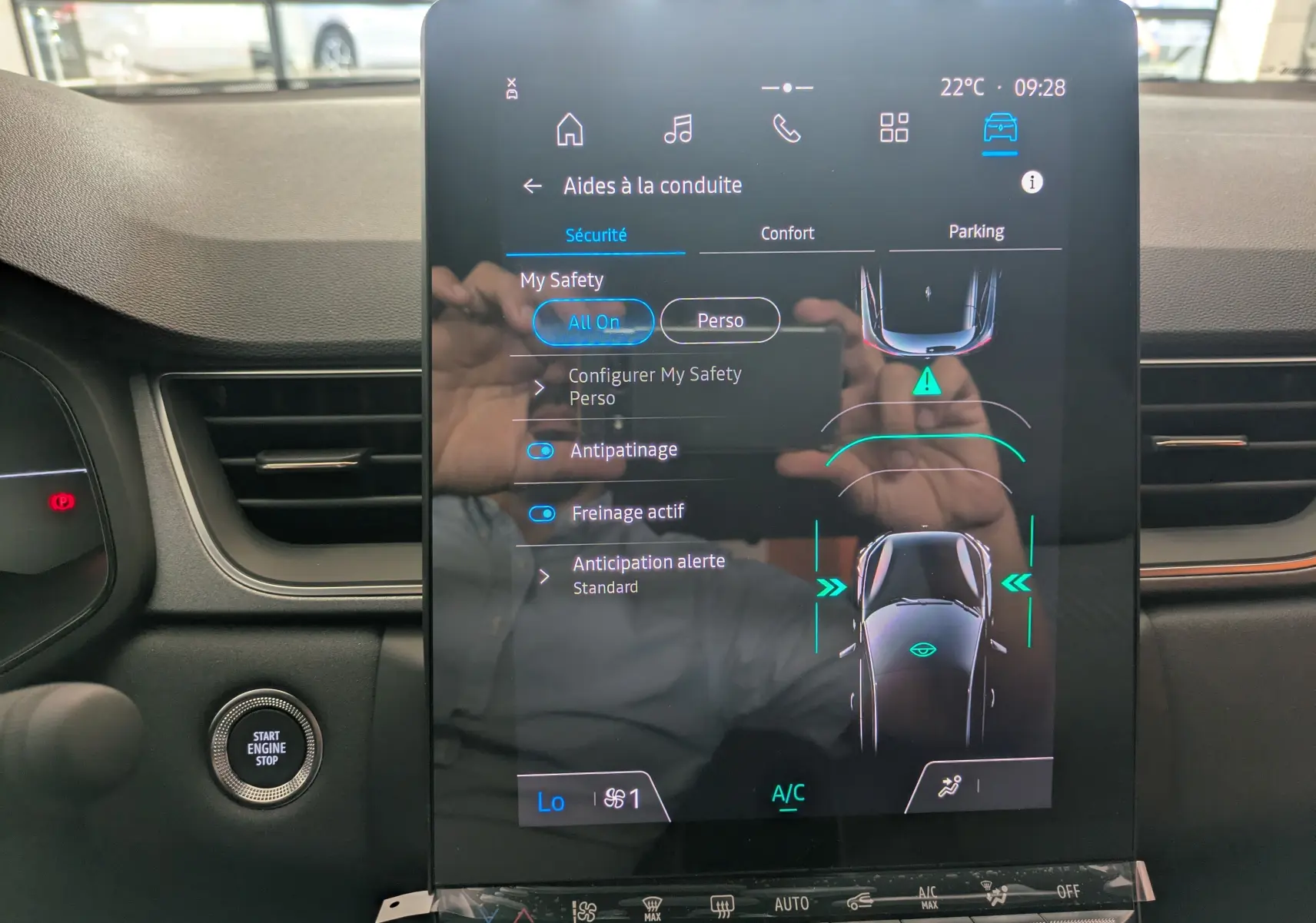 Écran tactile central du tableau de bord du Renault Captur 2025 affichant les aides à la conduite en mode sécurité.