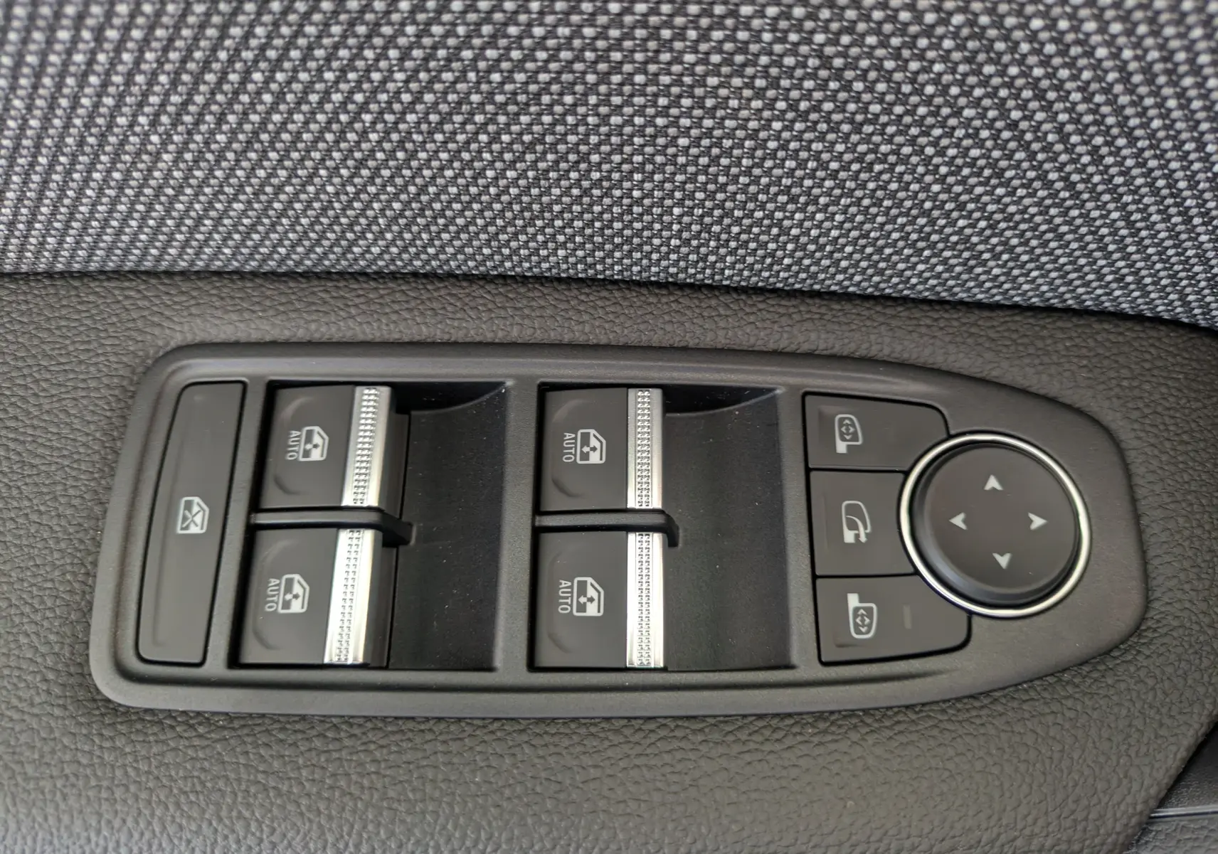 Panneau de commandes des vitres et rétroviseurs côté conducteur du Renault Captur E-Tech rouge flamme toit noir.