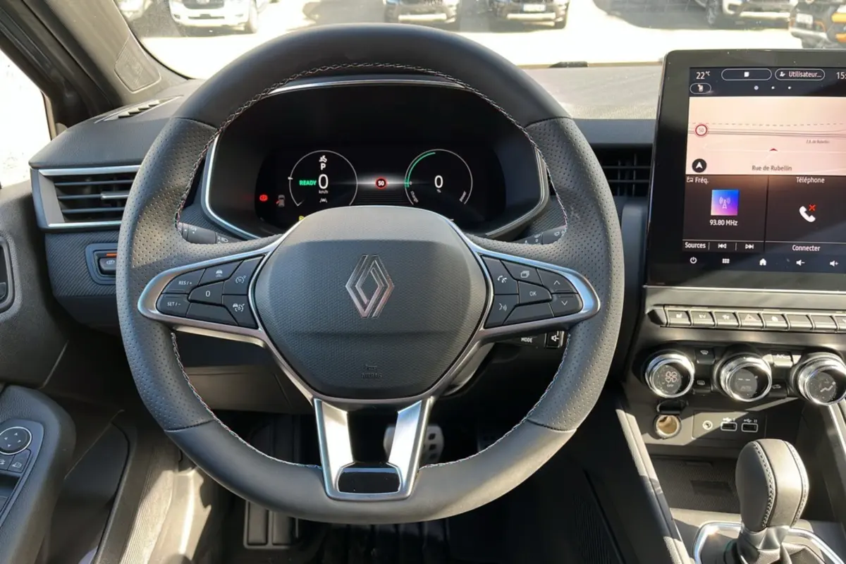 Vue intérieure centrée sur le volant de la Renault Clio V E-TECH 145 Esprit Alpine 2025 avec tableau de bord numérique.