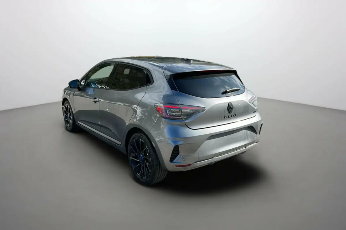 Renault Clio V E-Tech 145 Esprit Alpine gris schiste vue 3/4 arrière droit avec jantes noires distinctives.
