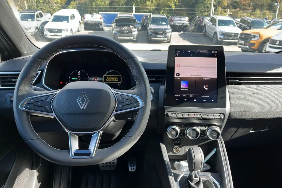 Vue intérieure du tableau de bord et volant de la Renault Clio V E-TECH 145 Esprit Alpine 2025 en gris schiste, avec écran tactile central.