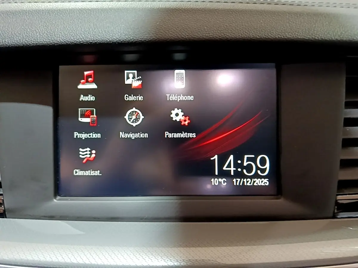 Écran tactile central de l’Opel Insignia 2019 affichant les menus audio, navigation et climatisation.