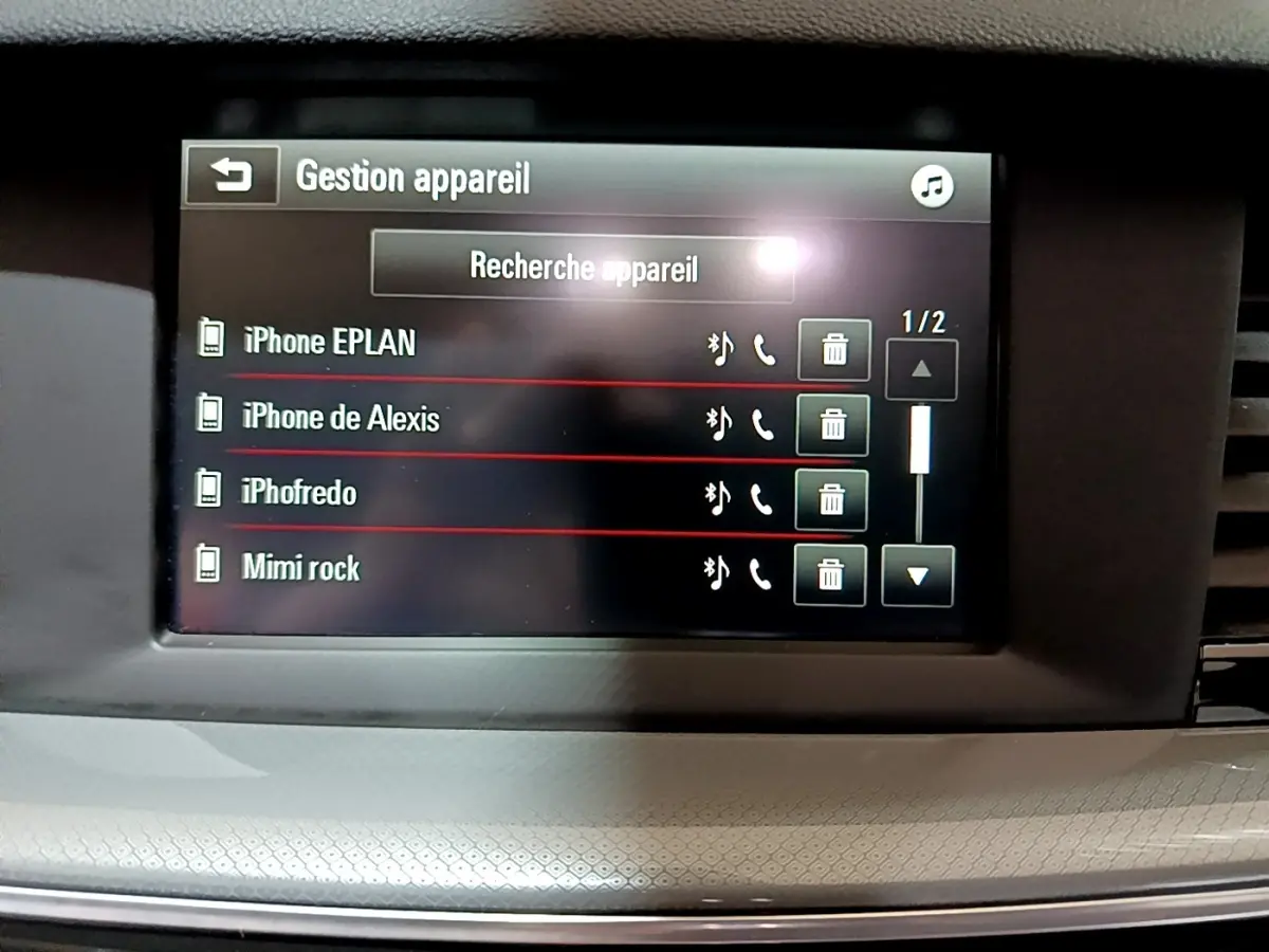 Écran tactile central affichant la gestion Bluetooth dans l'habitacle d'une Opel Insignia 2019.