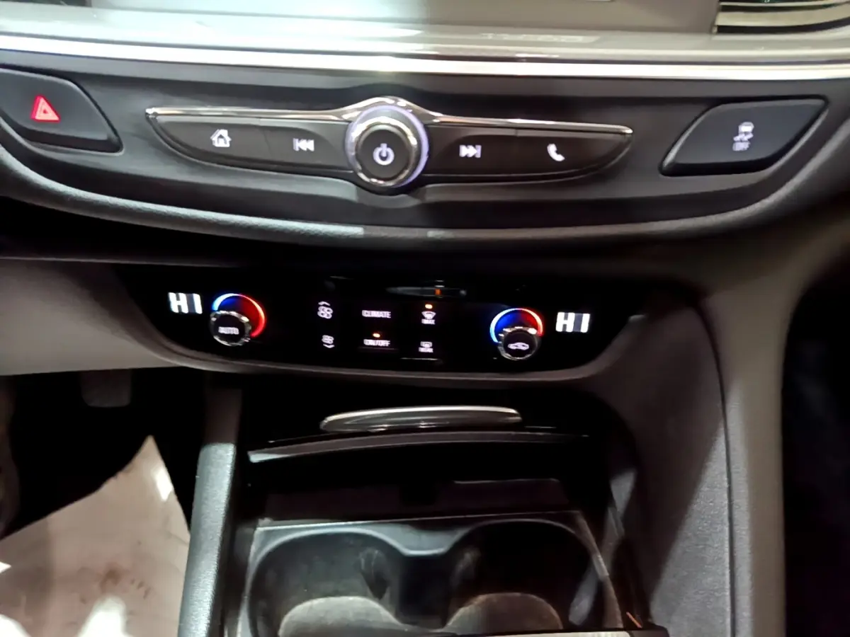 Vue rapprochée du tableau de bord central de l’Opel Insignia 2019, avec commandes climatisation digitale et boutons multifonctions noirs.