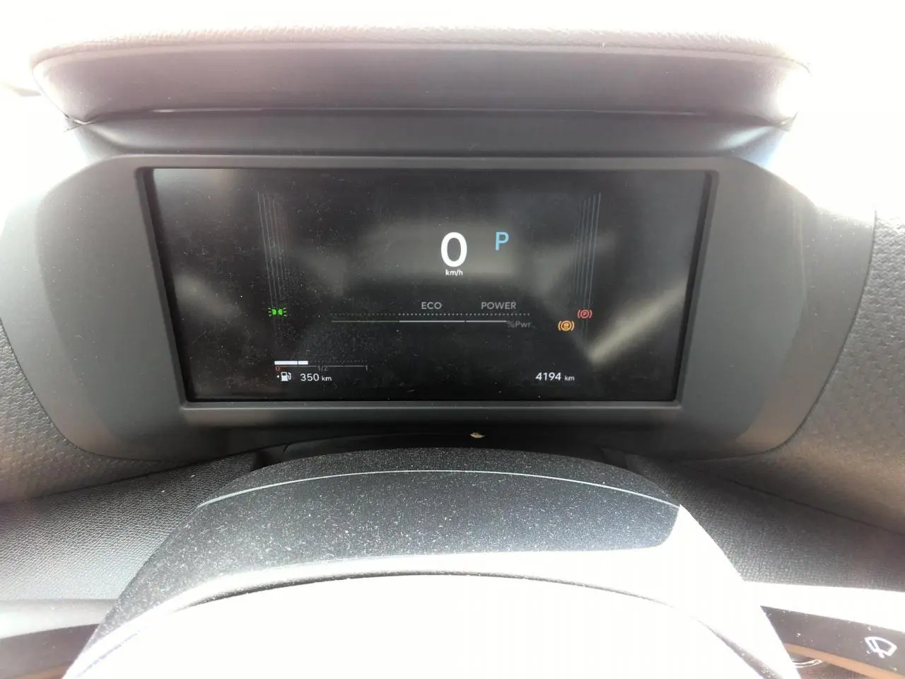 Vue rapprochée du tableau de bord numérique de la Citroën C4 Hybrid 145 e-DSC6 Max affichant la vitesse à 0 km/h.