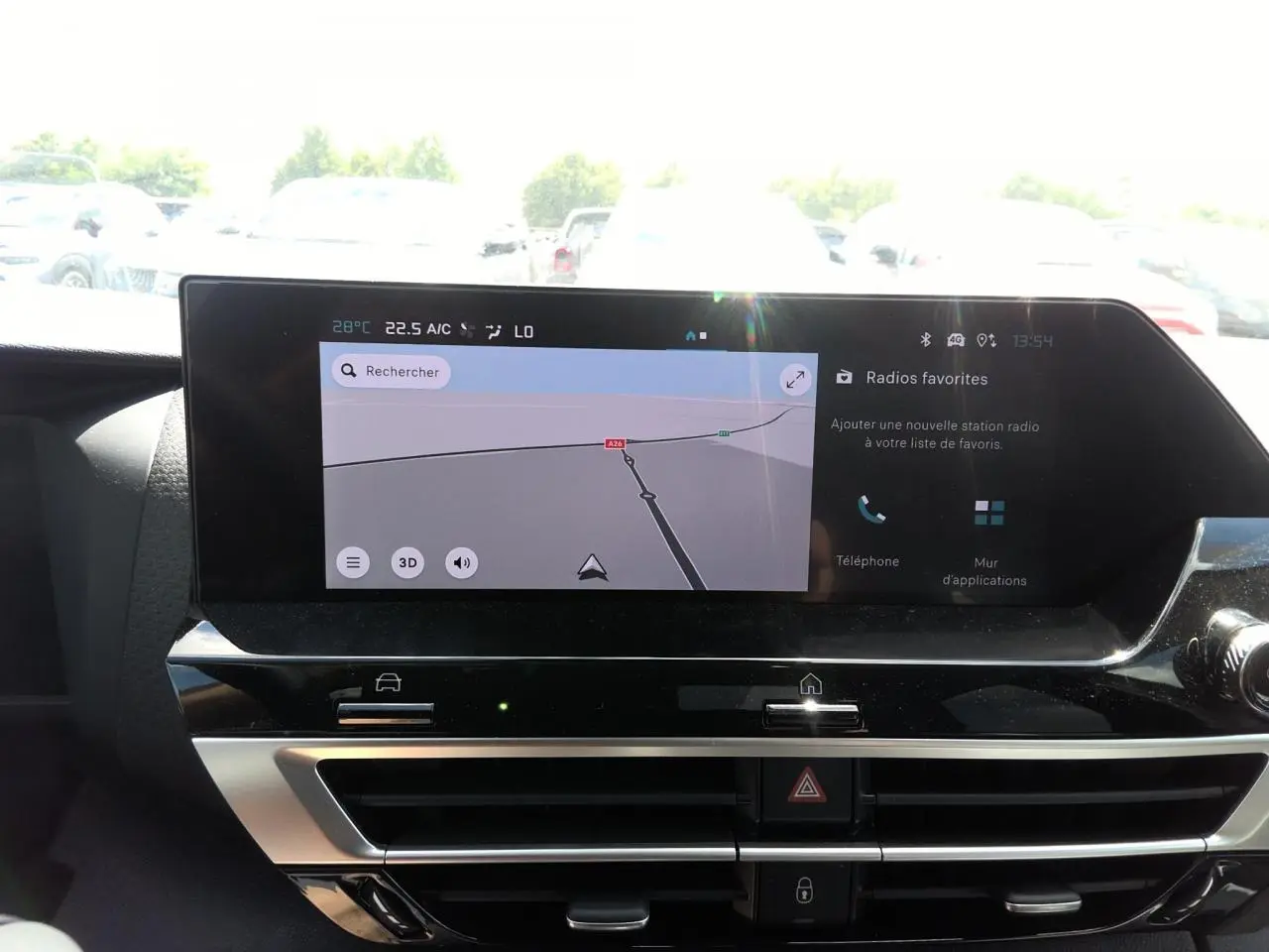 Vue rapprochée de l’écran tactile central du tableau de bord de la Citroën C4 Hybrid 2025 en gris Mercury, affichant la navigation GPS.