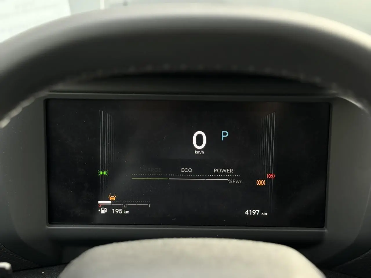 Vue rapprochée du compteur numérique TFT de la Citroën C4 Hybrid 145 gris Mercury, affichant 0 km/h et 195 km d'autonomie.